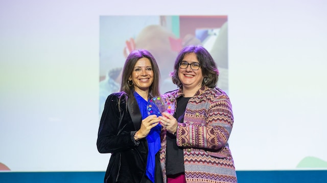 La directora de la Fundación INTHEOS, Cristina Hernández, junto a Lourdes López Carrasco, respondable de Planificación y Desarrollo de Personas de Cecabank.