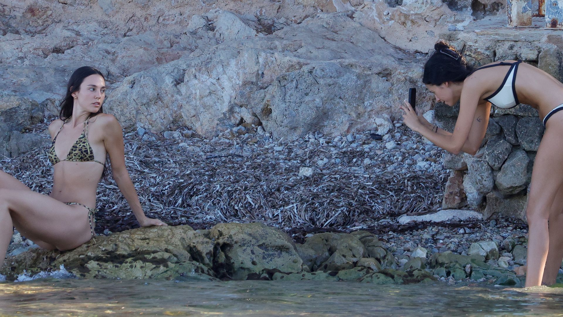 Las 'influencers' posan en las calas de Mallorca y se ayudan a sacar las mejores fotos