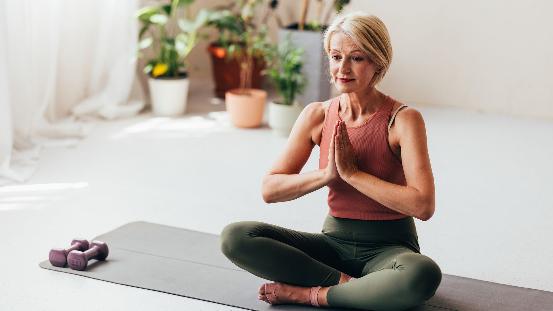Rutinas de yoga y meditación para mujeres +50: 6 productos clave para recuperar el equilibrio y la energía desde casa