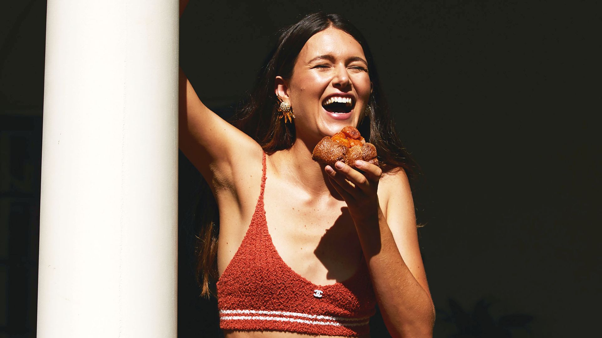 Mujer que se cuida y mantiene la digestión 'on point'