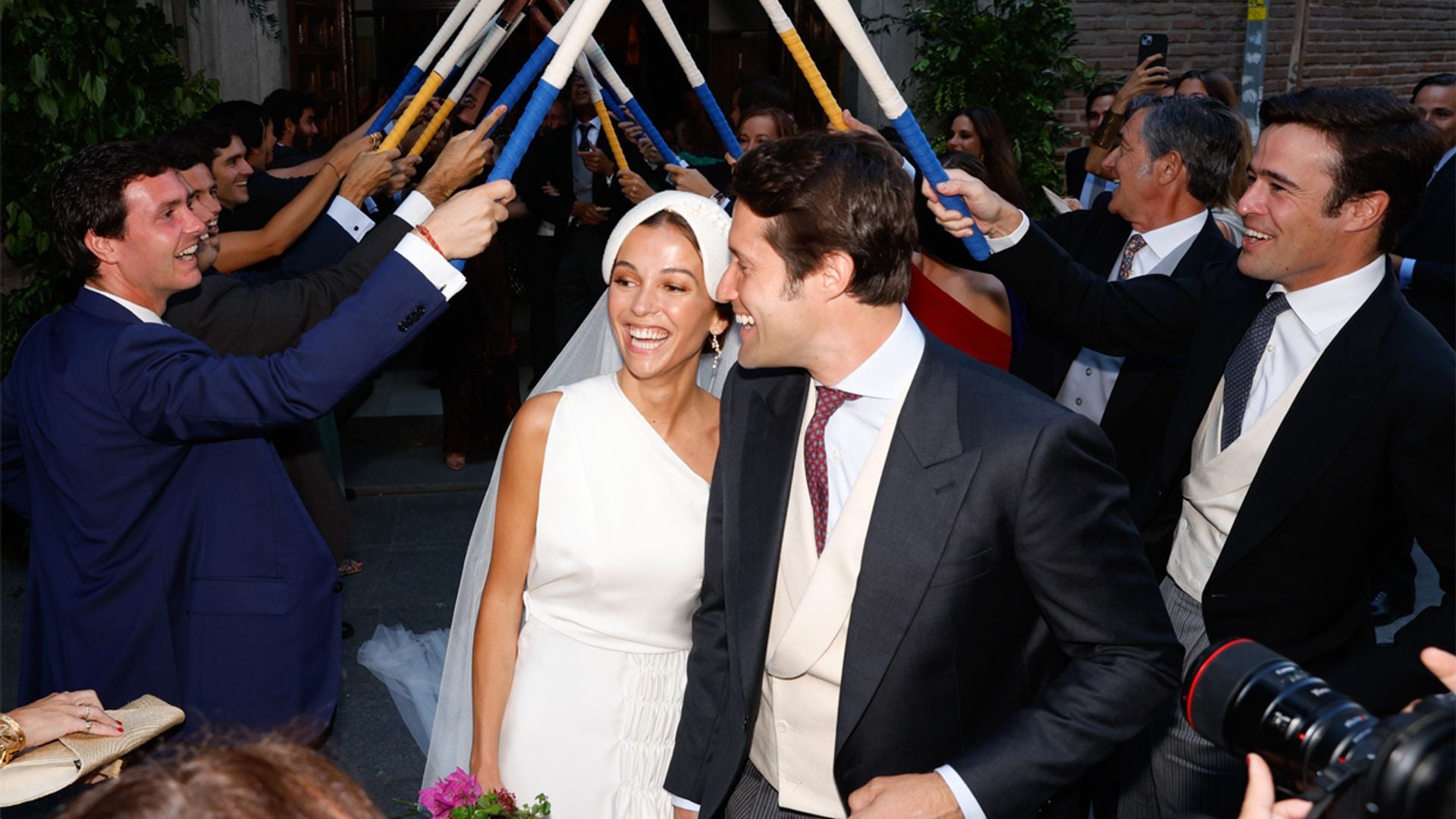 Manuela Vega-Penichet se casa en una boda por todo lo alto, ¡con una salida de la iglesia de lo más original!