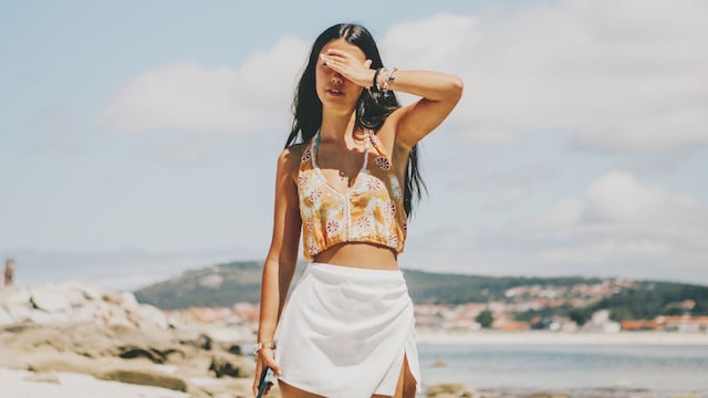 Mujer protegiendose los ojos del sol