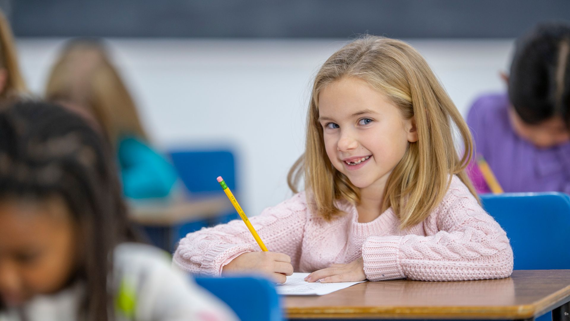 Niña en clase
