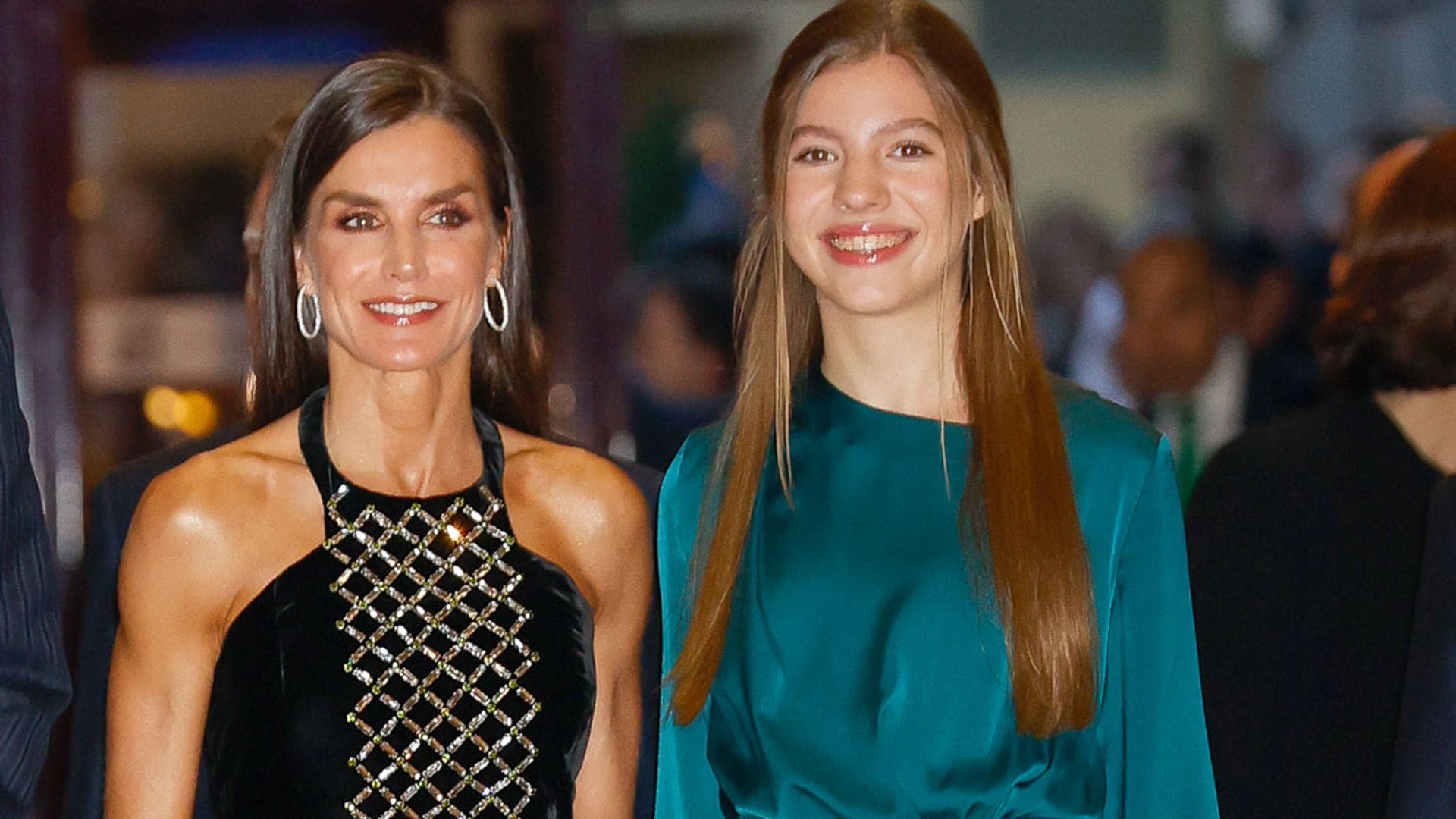 Sofía repite su fórmula de moda en Oviedo con un minivestido y bailarinas 'glitter'