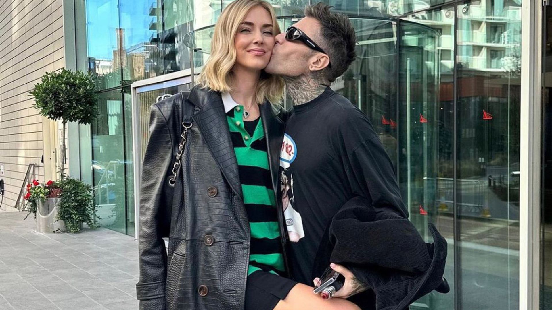 Chiara Ferragni se va de concierto en Manchester con un polo de Gigi Hadid y cómoda minifalda de Mango