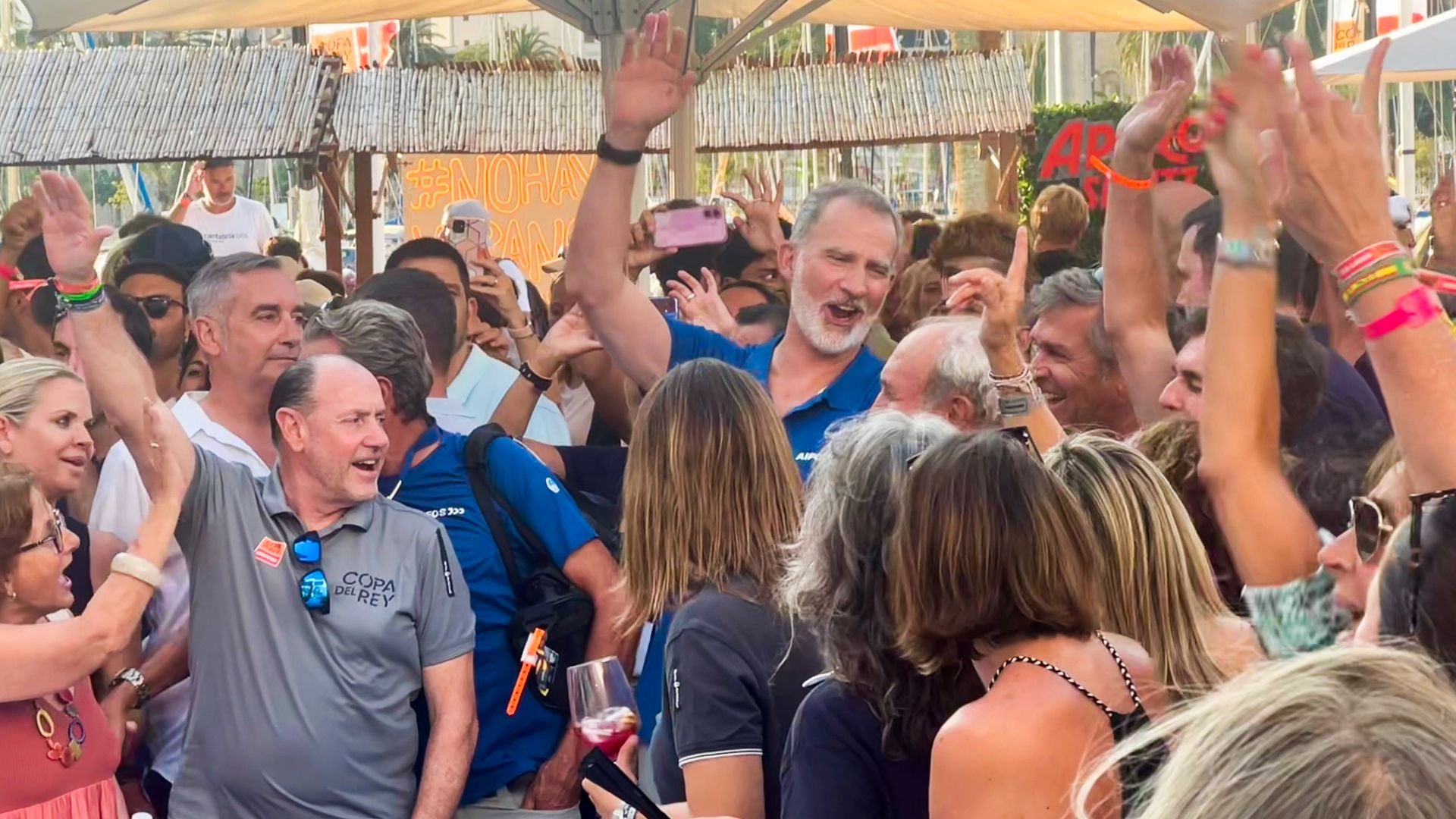 Felipe VI y su tripulación pasan de navegar a bailar al ritmo de Jaime Anglada: las mejores imágenes