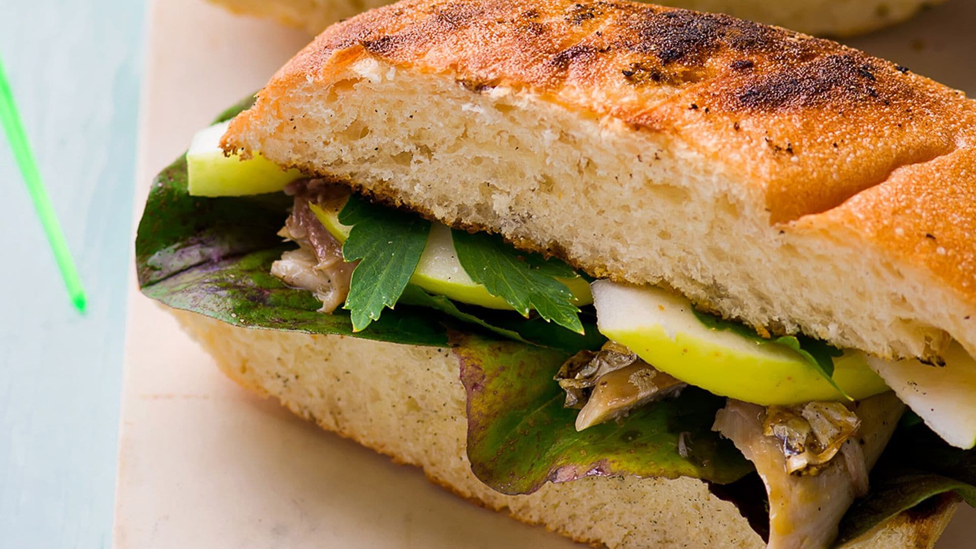 Bocadillo de brioche con caballa y manzana