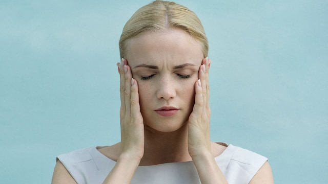 Mujer con dolor de cabeza