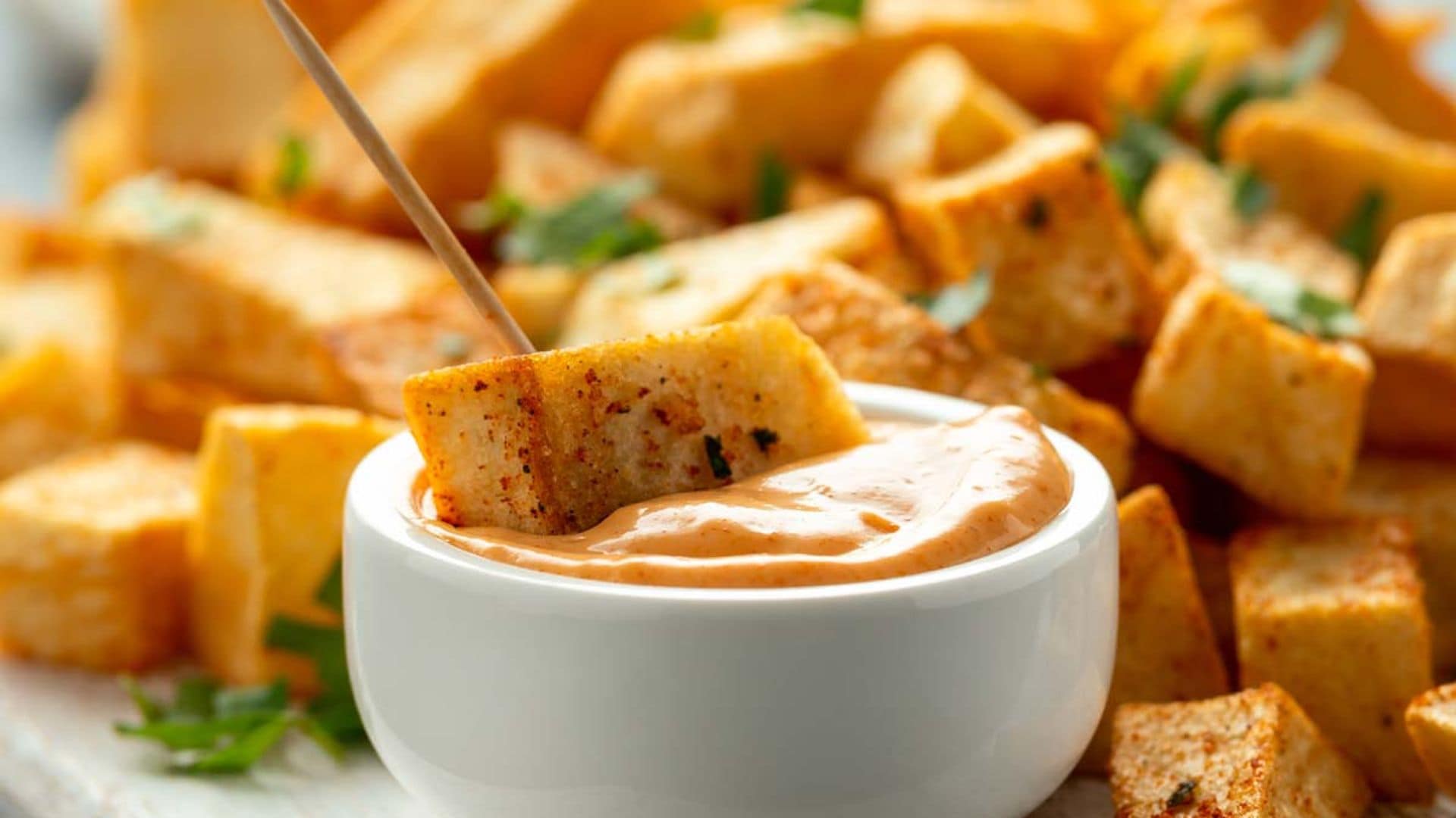 Patatas con alioli de pimentón