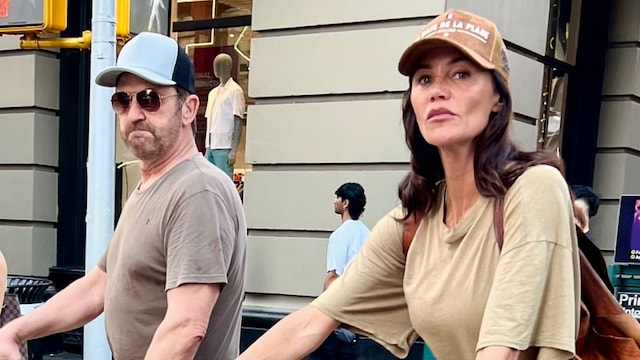 Gerard Butler y su novia andando en bici