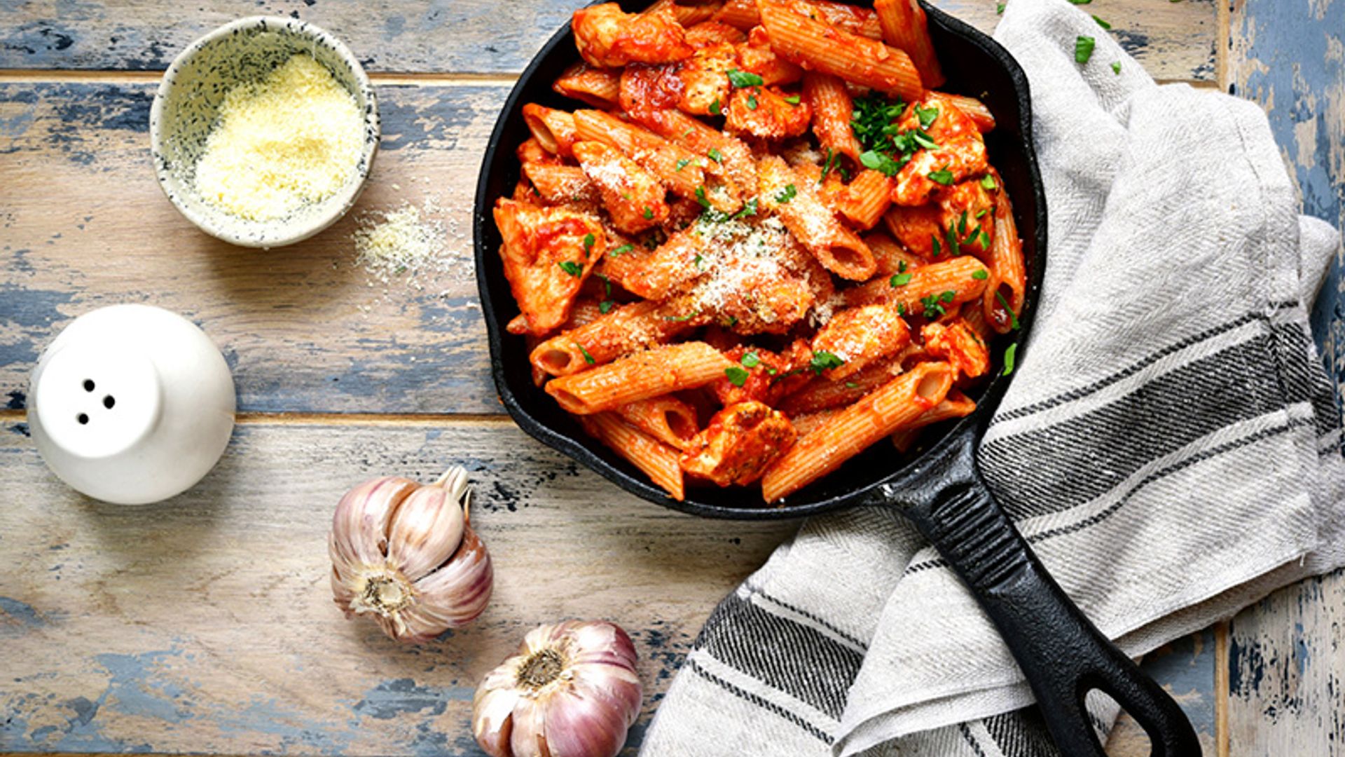 Macarrones con ragú de pollo de corral