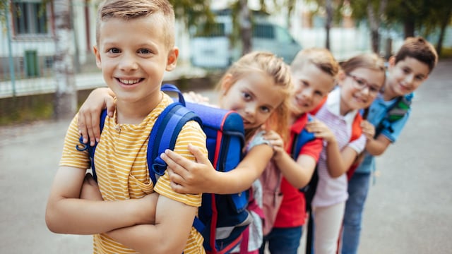 Grupo de amigos con la mochilas en la vuelta al colegio