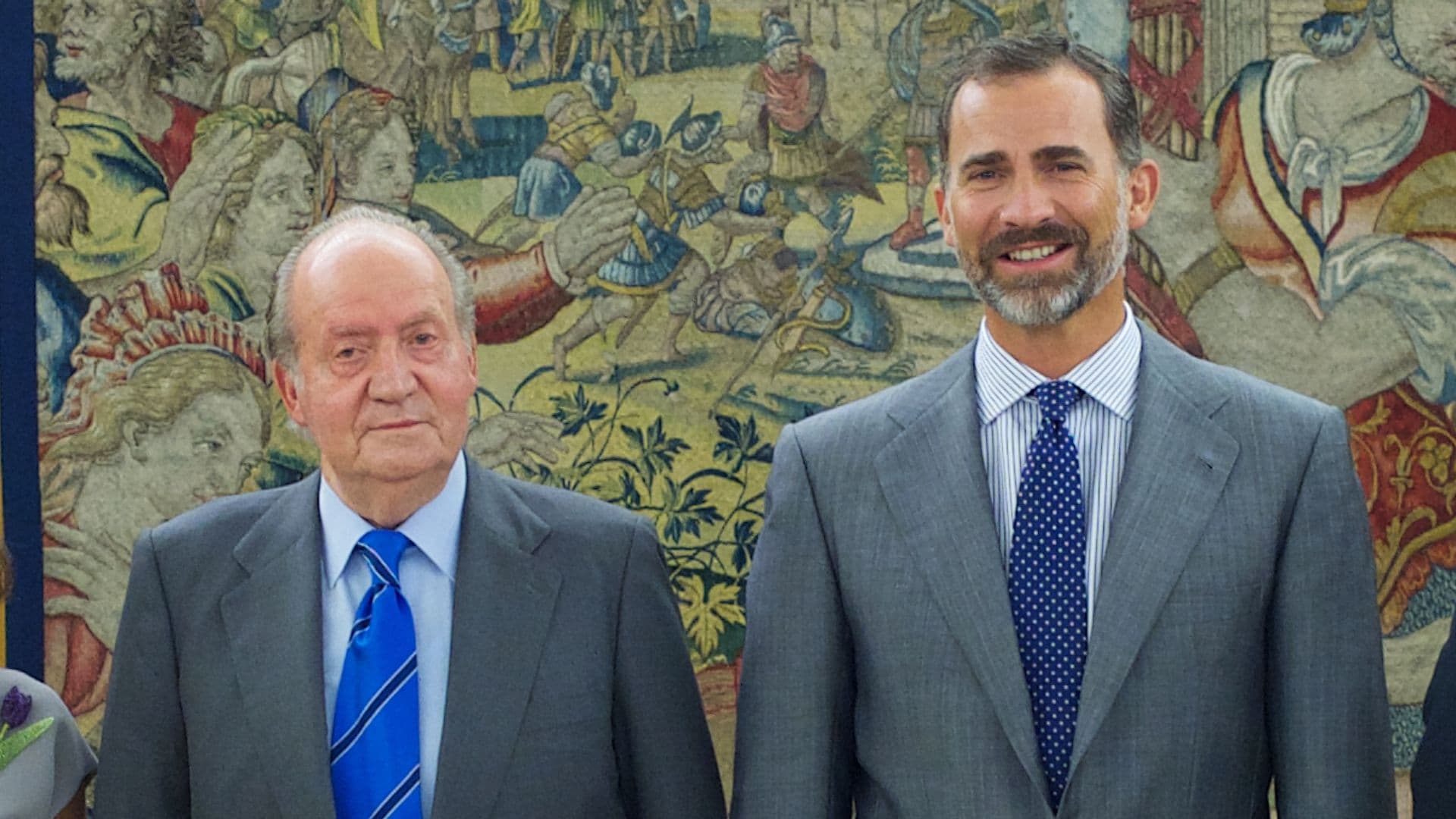 El rey Juan Carlos de España y el entonces príncipe Felipe de España en un evento en el Palacio de la Zarzuela, en septiembre de 2013, en Madrid.