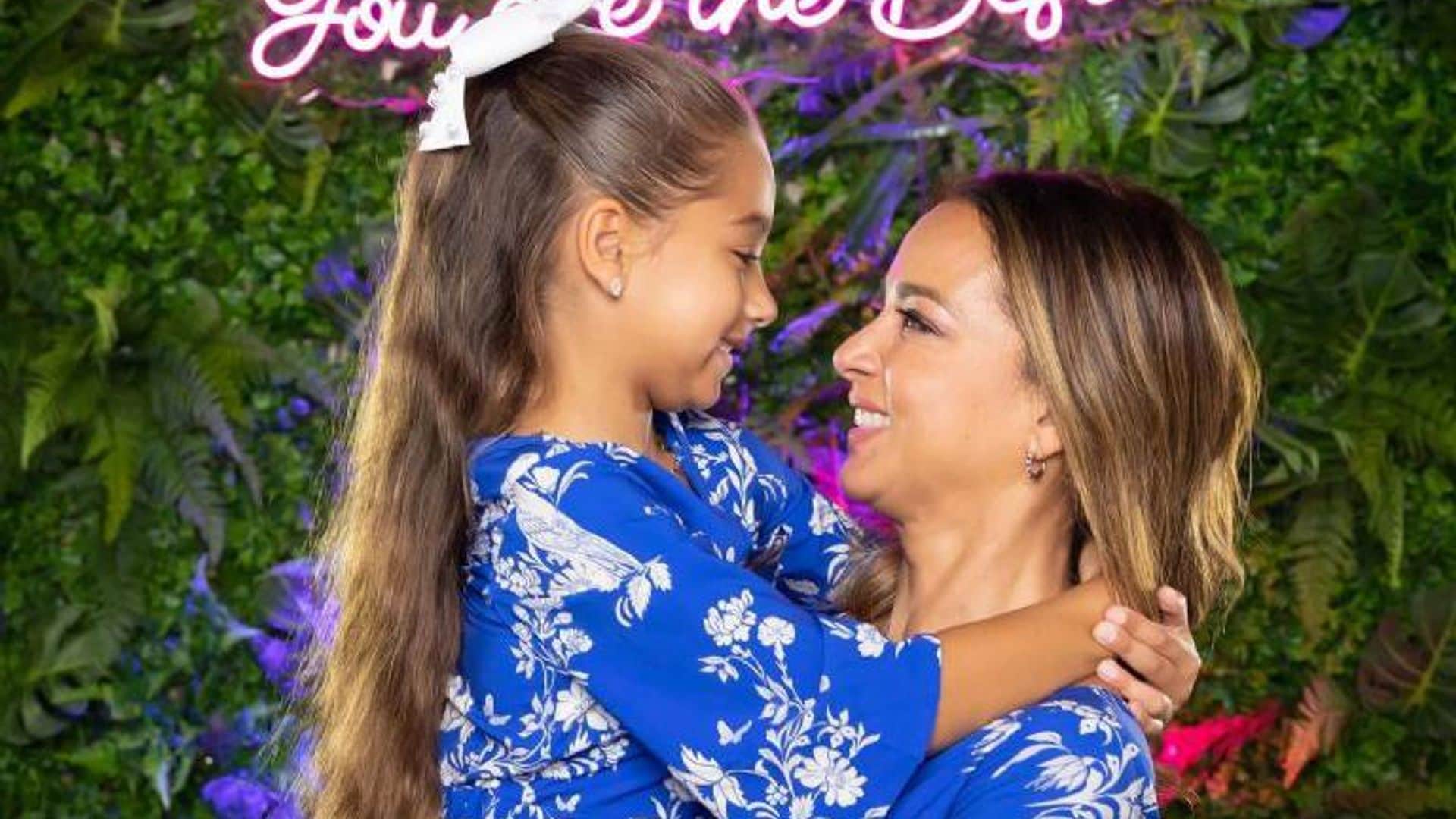 Adamari López recibe a su hija en Miami con una gran sorpresa ¡en pleno aeropuerto!