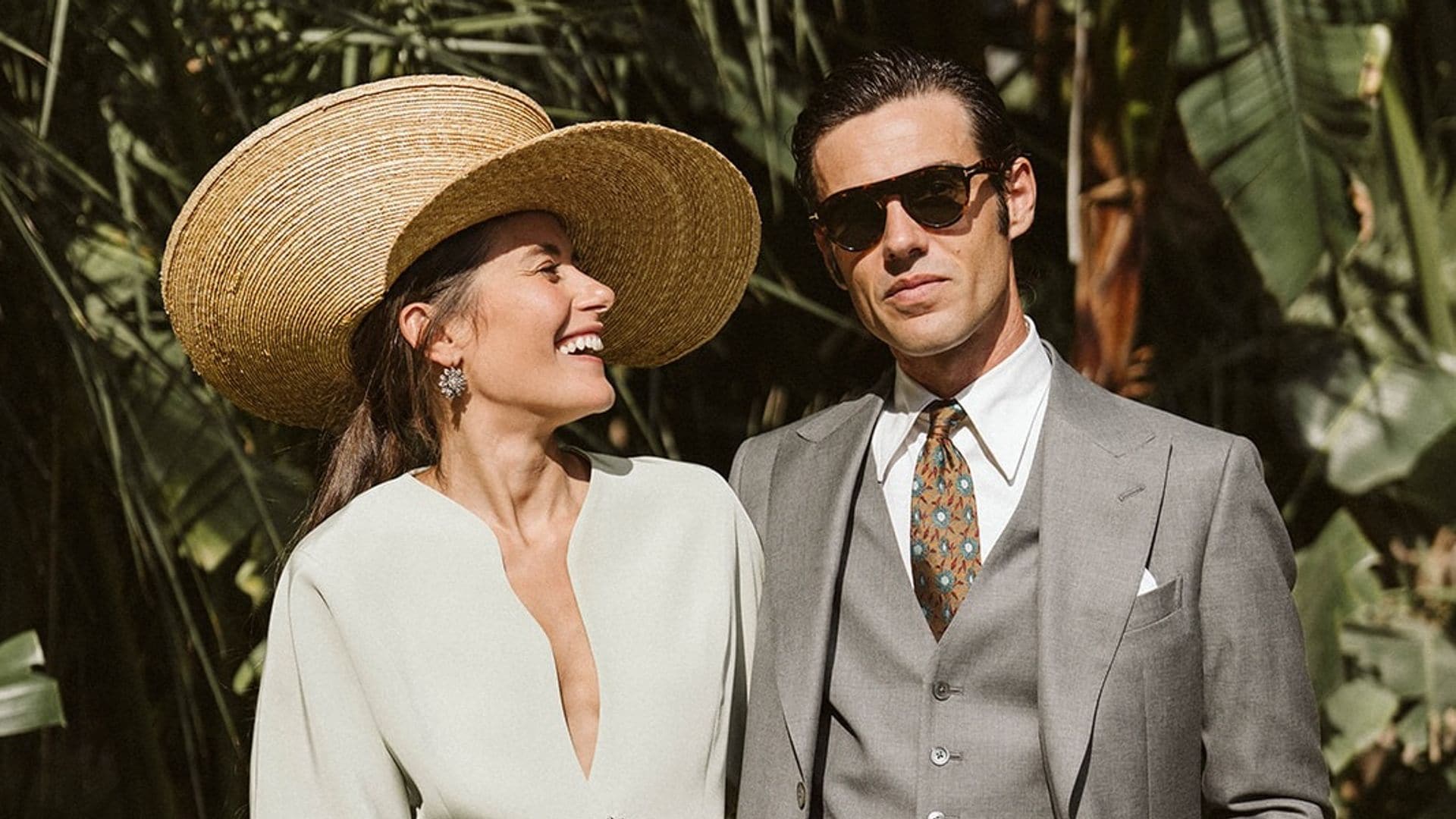 Look de invitada de boda de dos piezas con tocado