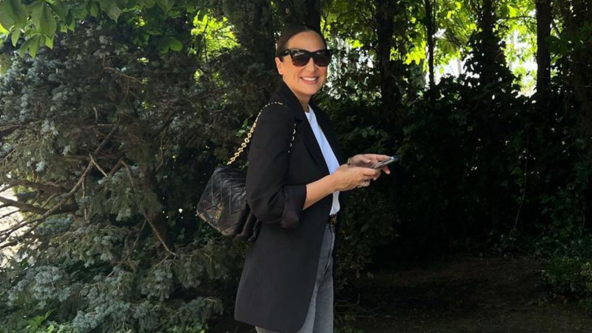 El look rejuvenecedor de Tamara Falcó con las zapatillas de 'running' que sí resultan elegantes
