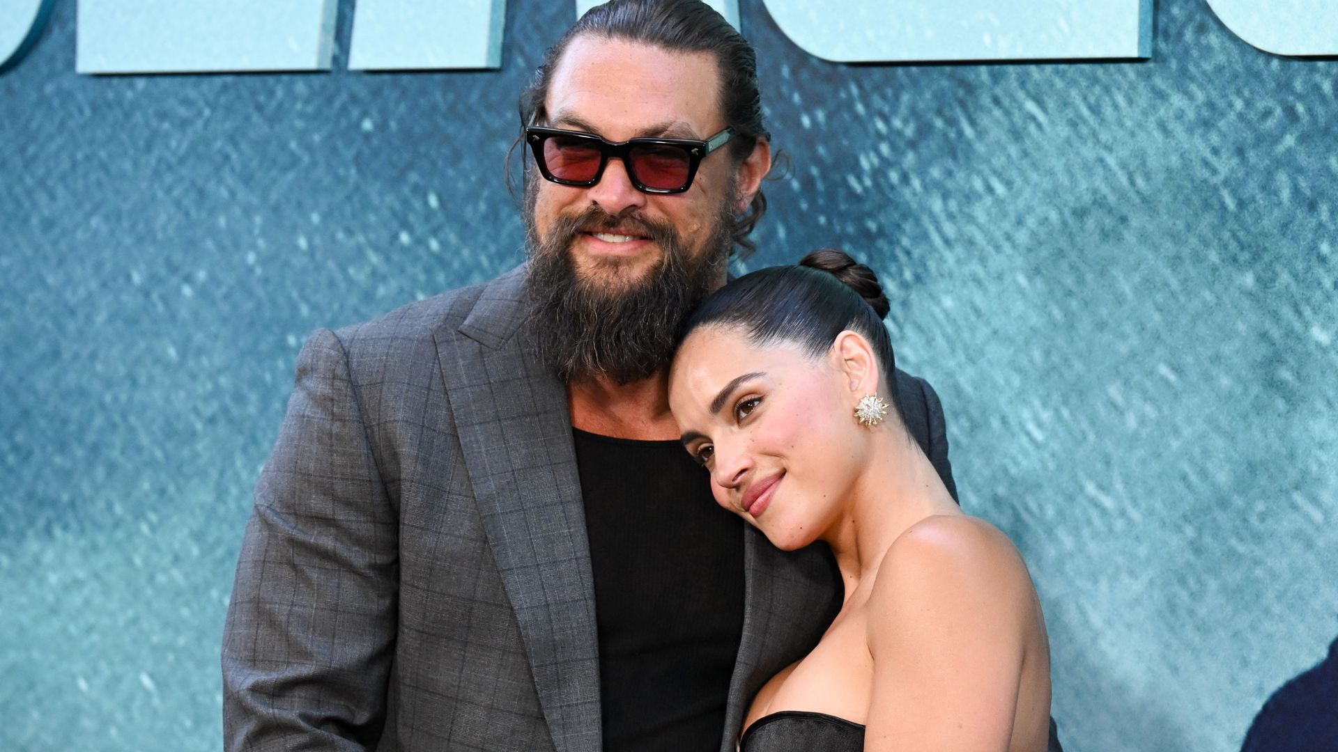Jason Momoa y Adria Arjona en la premier de "Onslaught" en Los Angeles.
