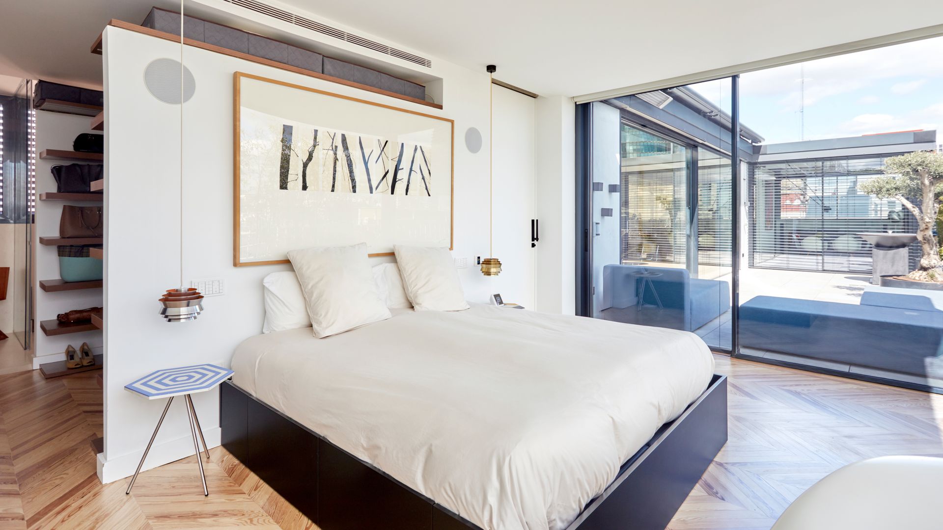 Cama exenta con cabecero que separa vestidor