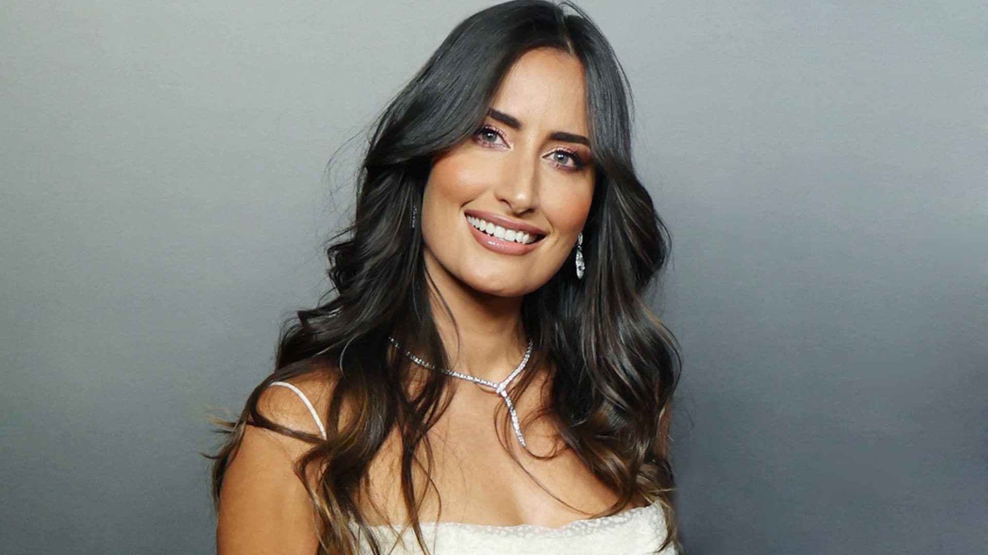 Con vestidazo de lentejuelas ¡y friendo patatas! Así dio la bienvenida al 2022 Rachel Valdés