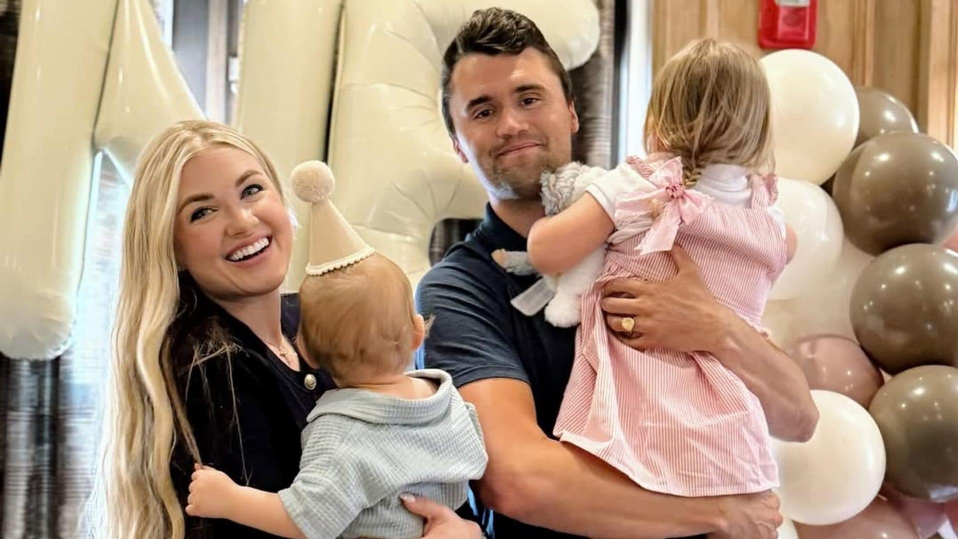 Charlie Kirk con su esposa e hijos.