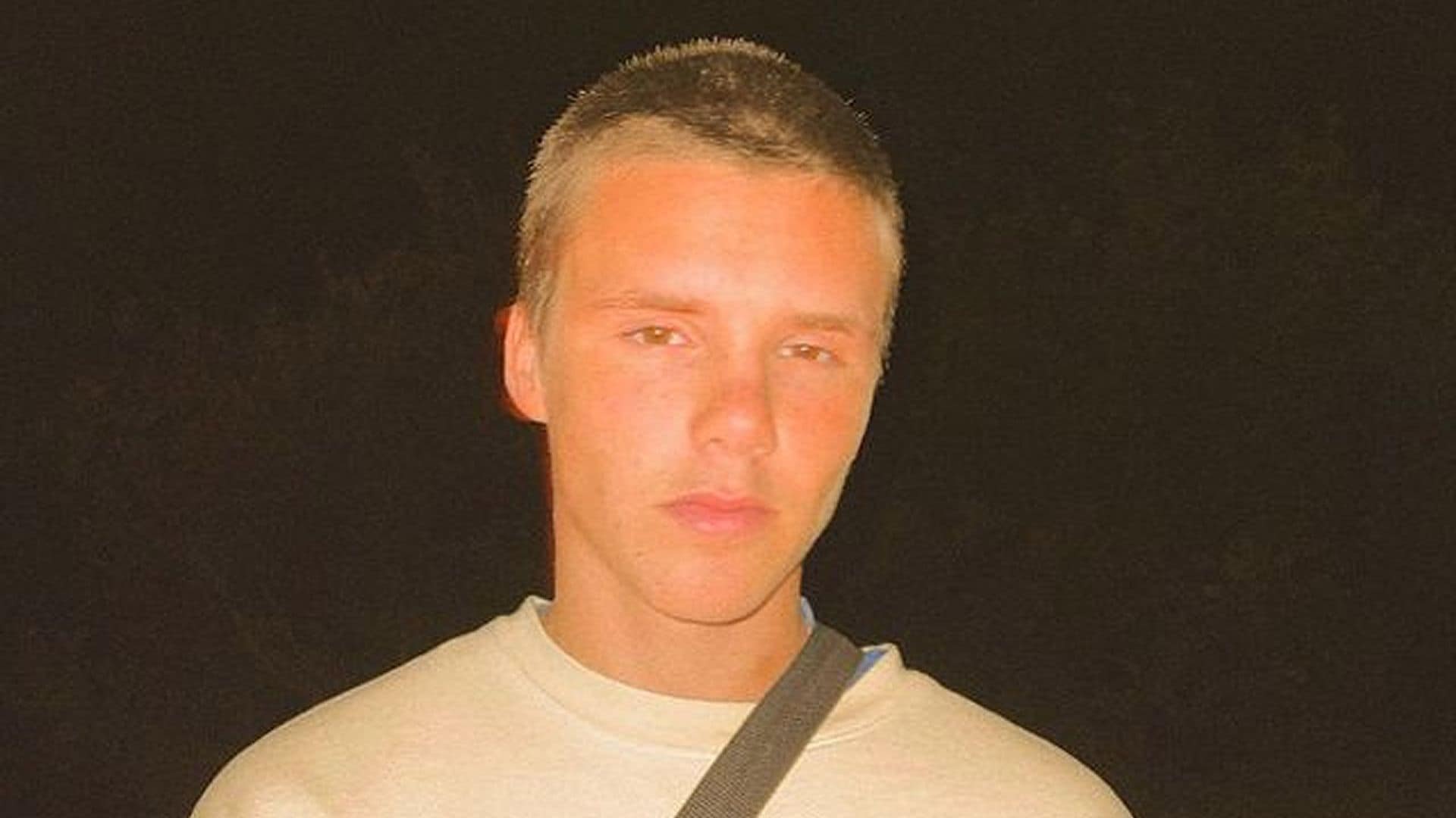 ¡De tal palo tal astilla! Cruz Beckham recrea una sesión de fotos de su padre hace 20 años