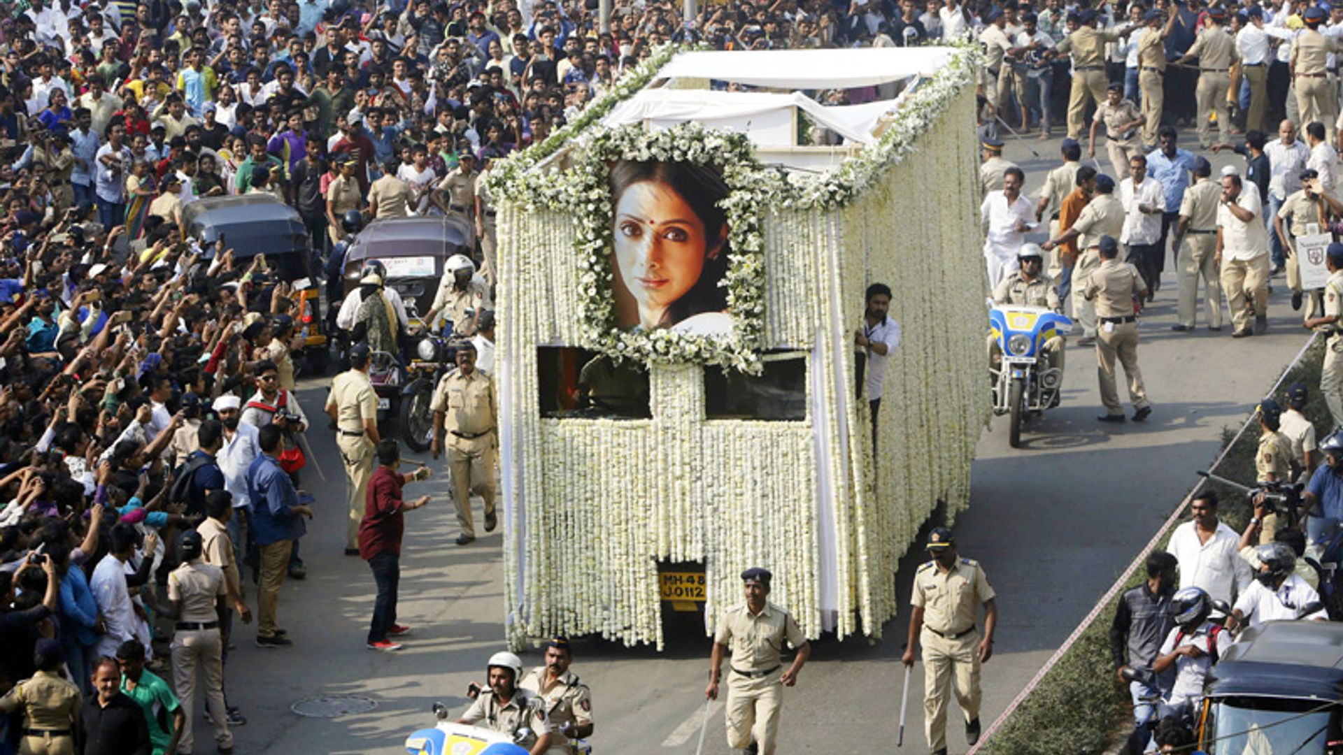 FOTOGALERÍA: India dice adiós en una multitudinaria despedida a la icónica actriz Sridevi Kapoor