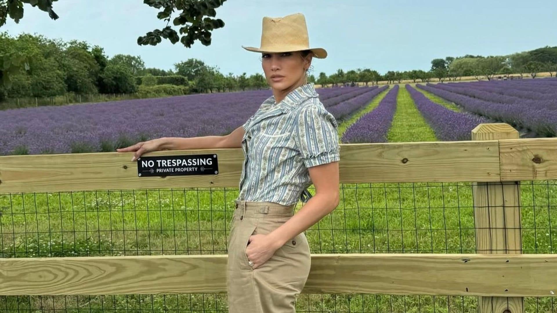 Jennifer Lopez se rinde al look ‘cottagecore’ con camisa de flores y capazo de lujo
