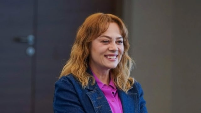 Plano medio de Demet Evgar en una escena de una serie