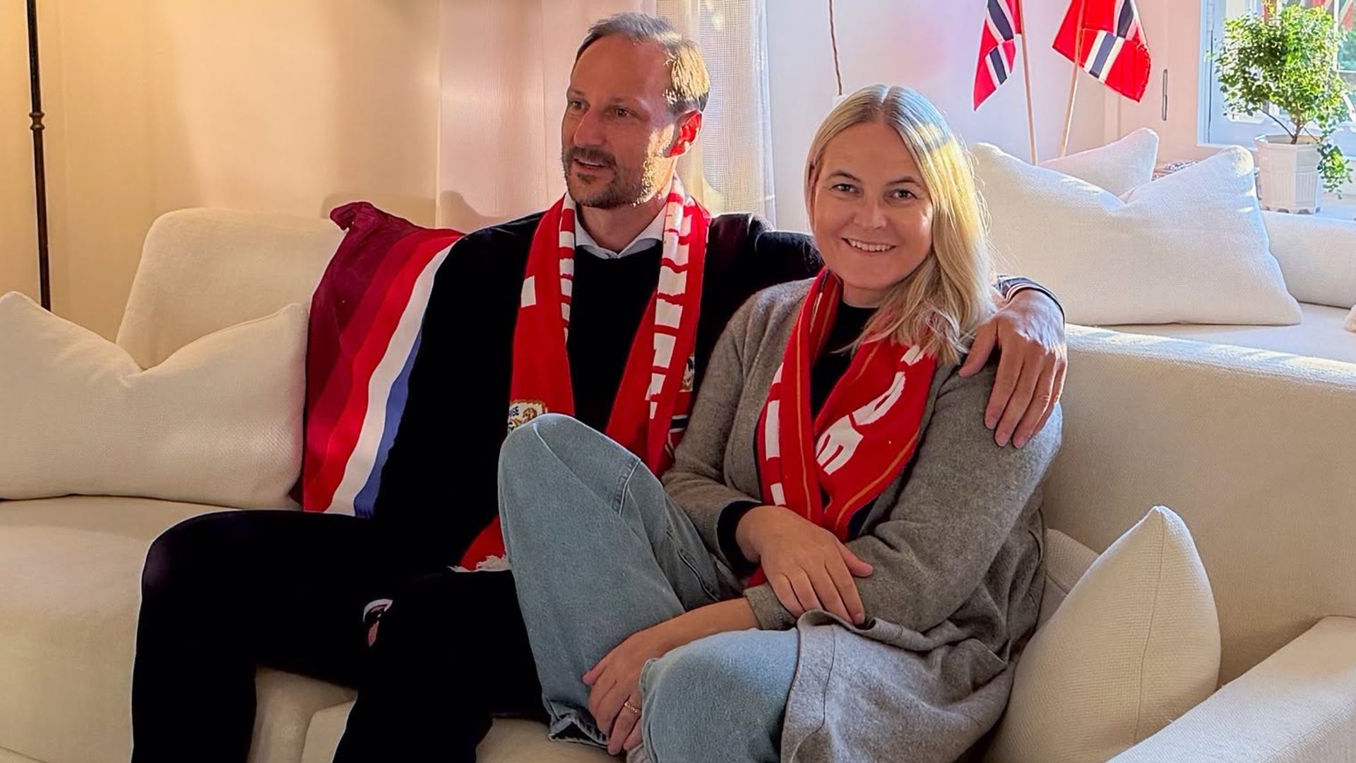 Los príncipes Haakon y Mette-Marit apoyando a la selección noruega en el Mundial 2026