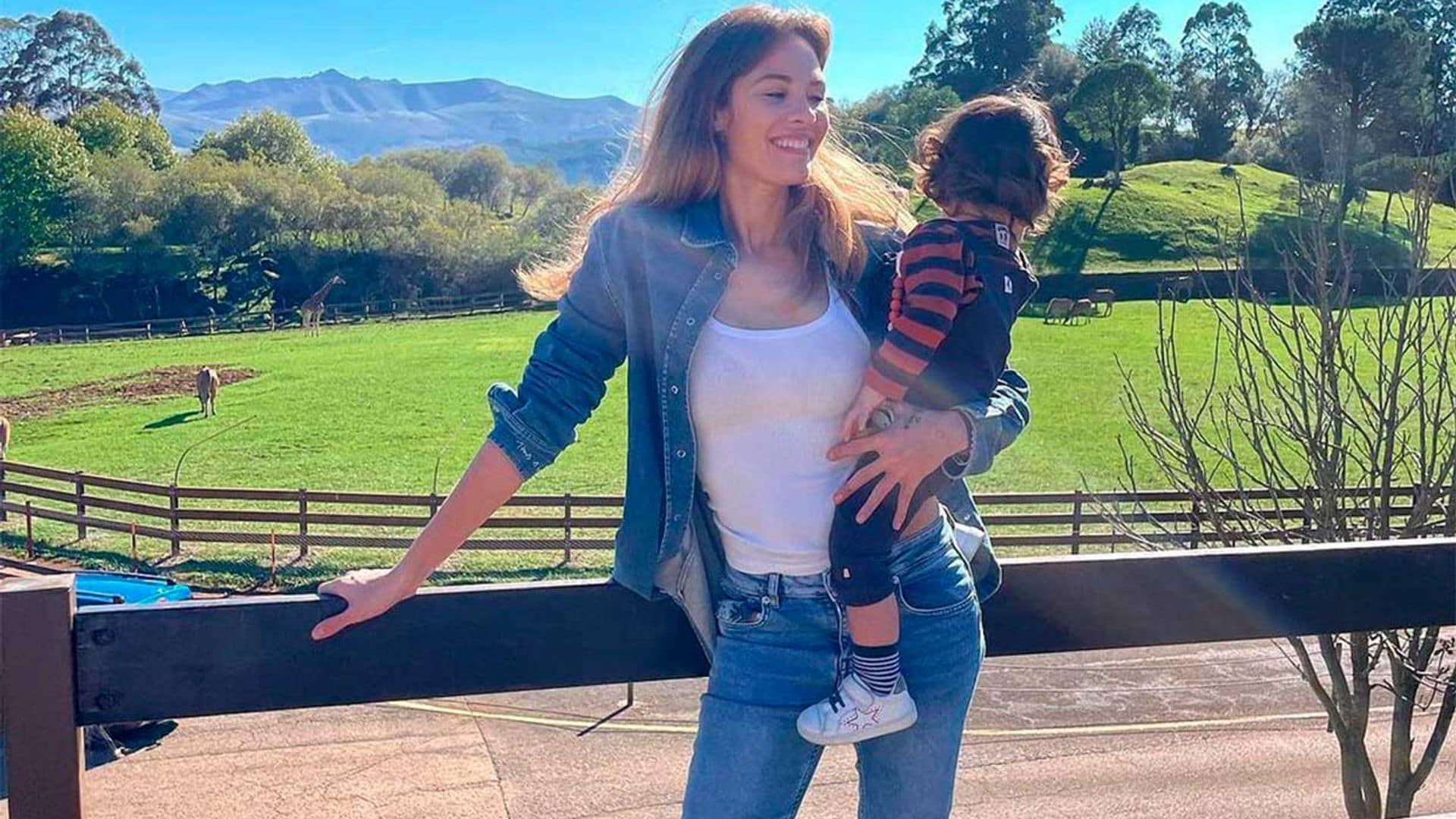 Jessica Bueno vuelve a sonreír en su pueblo sevillano rodeada de sus tres hijos y con el calor de los suyos