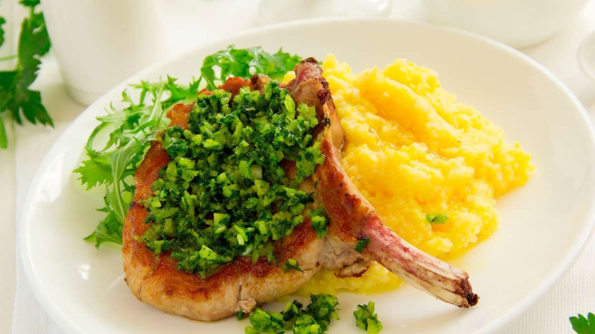 Chuleta de cerdo con 'gremolata' y puré de patata