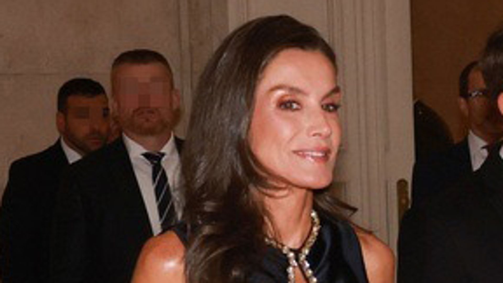 La reina Letizia, refinada elegancia con guiño a Francia para despedir a Emmanuel y Brigitte Macron: un vestido negro con escote lágrima de pedrería