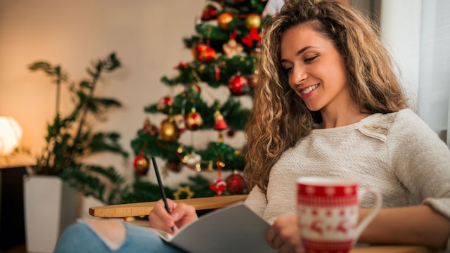 mujer escribir navidad