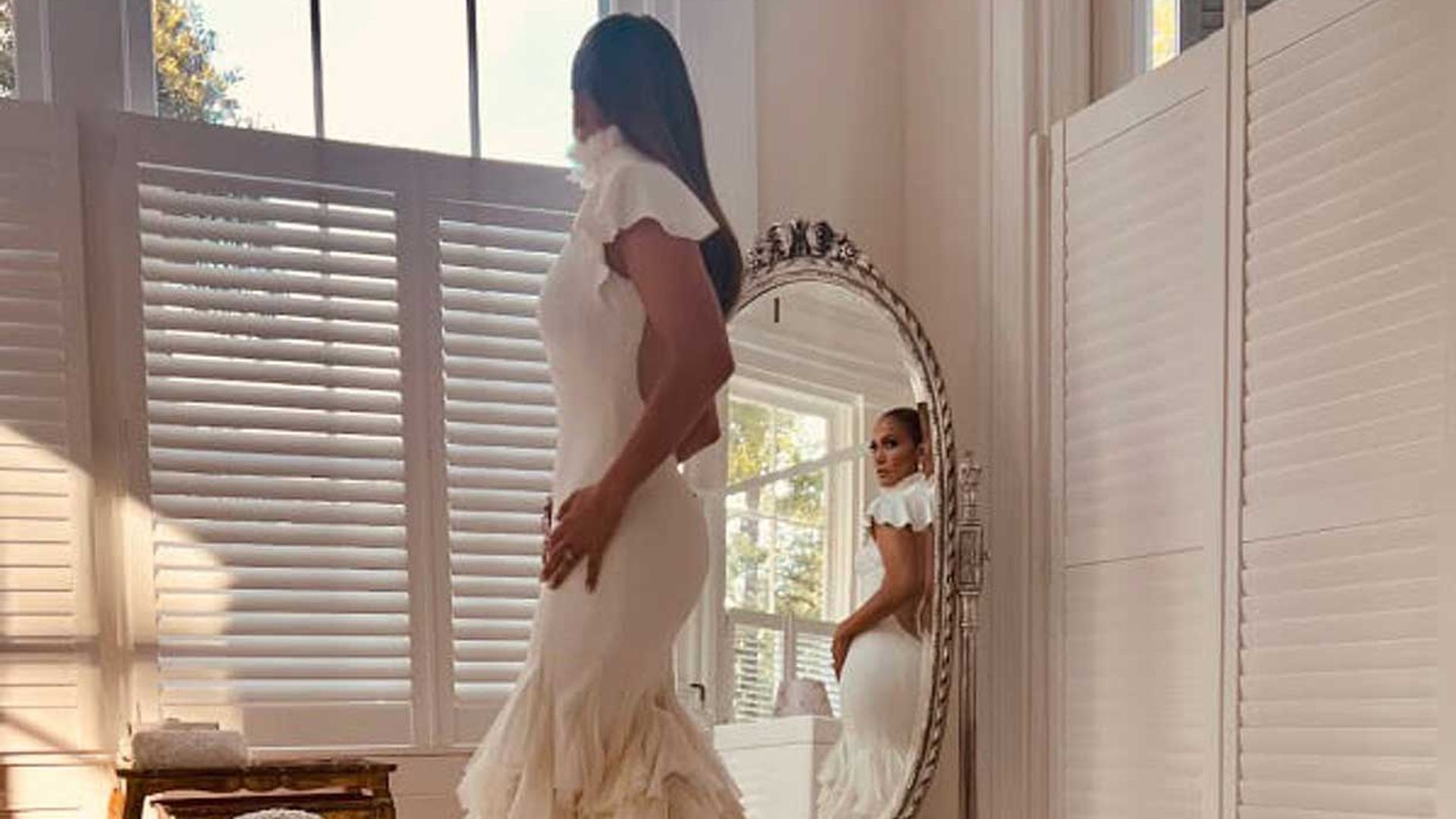 Jennifer Lopez comparte las imágenes de sus tres looks nupciales 'de ensueño'