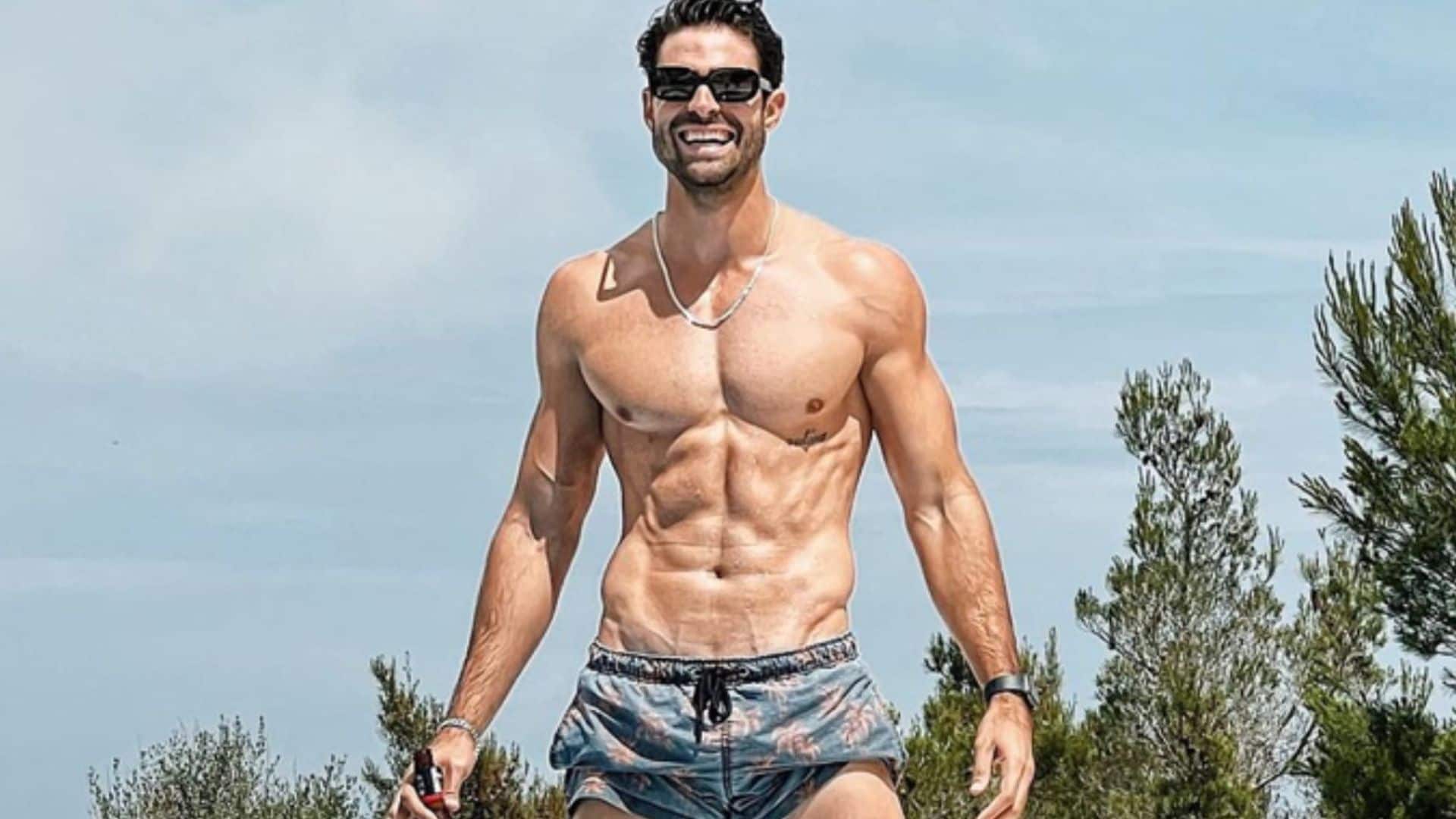 El último mensaje de Juan Betancourt posando espectacular en bañador, ¿respuesta directa a su ex, Paula Badosa?