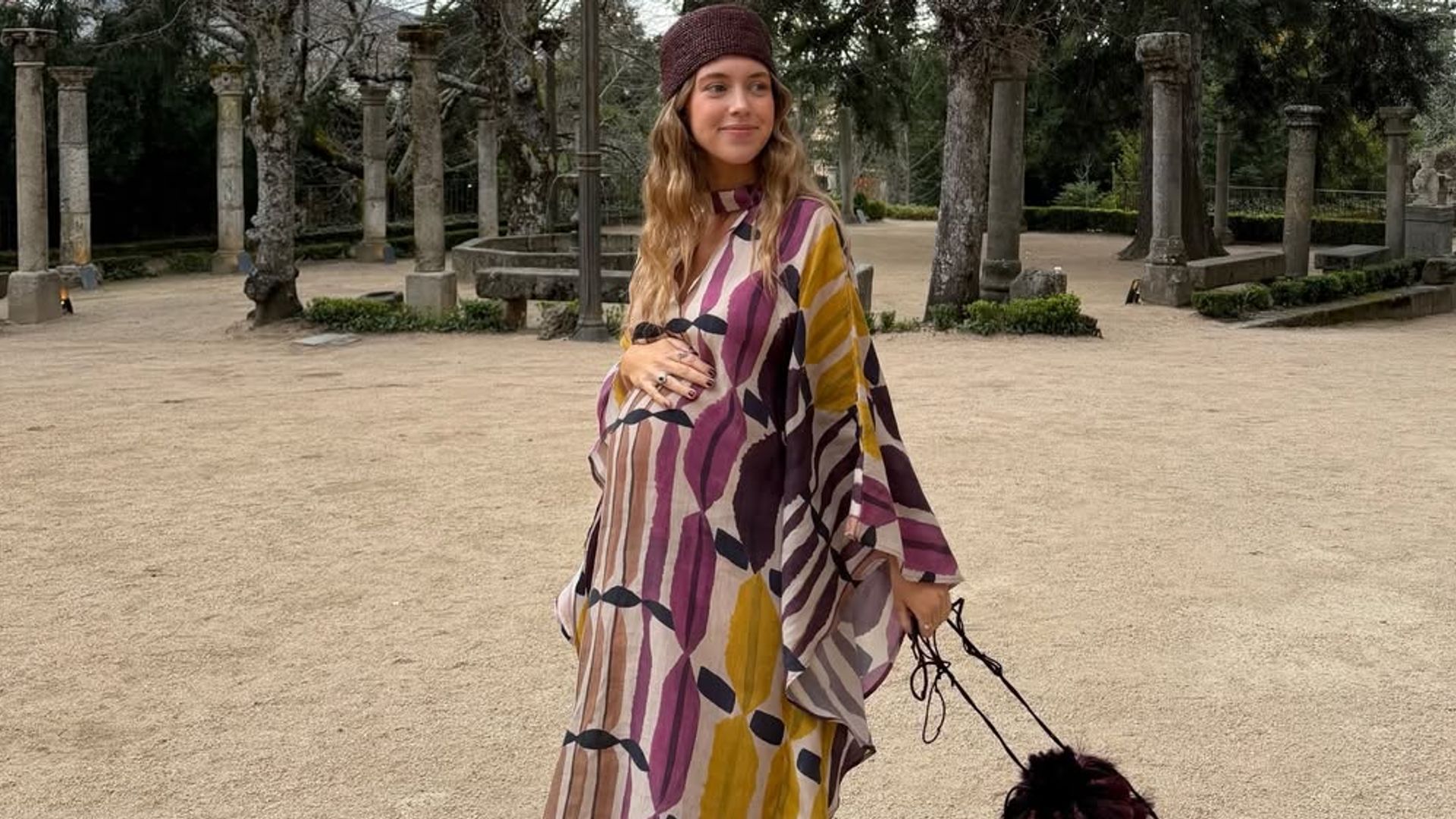 Invitadas muy ¡HOLA!: del vestido premamá más elegante al look con pantalones bombacho que ya es viral