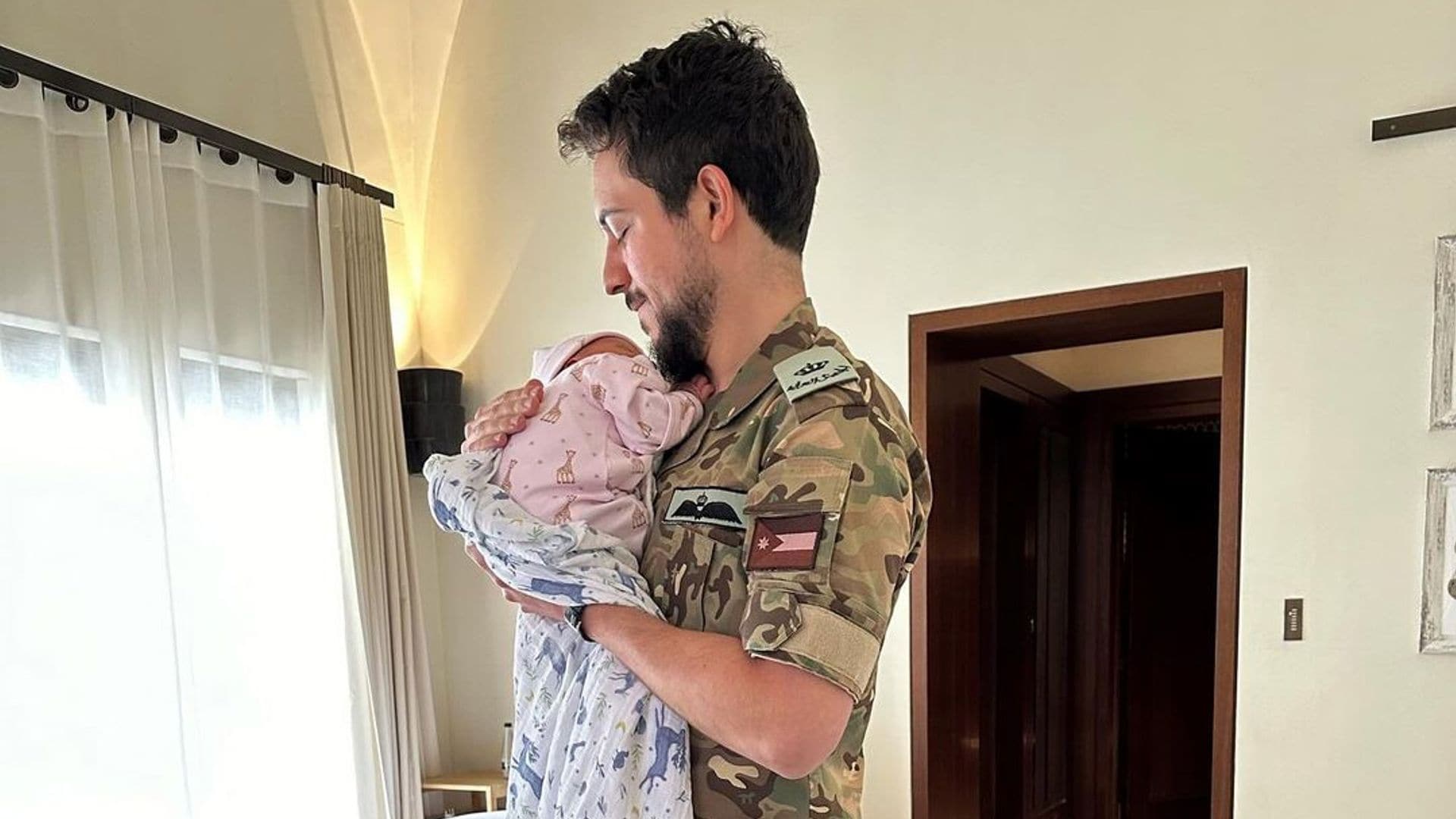 La curiosa foto inédita de Hussein de Jordania vestido de militar con su bebé en brazos: 'Mi preciosa'