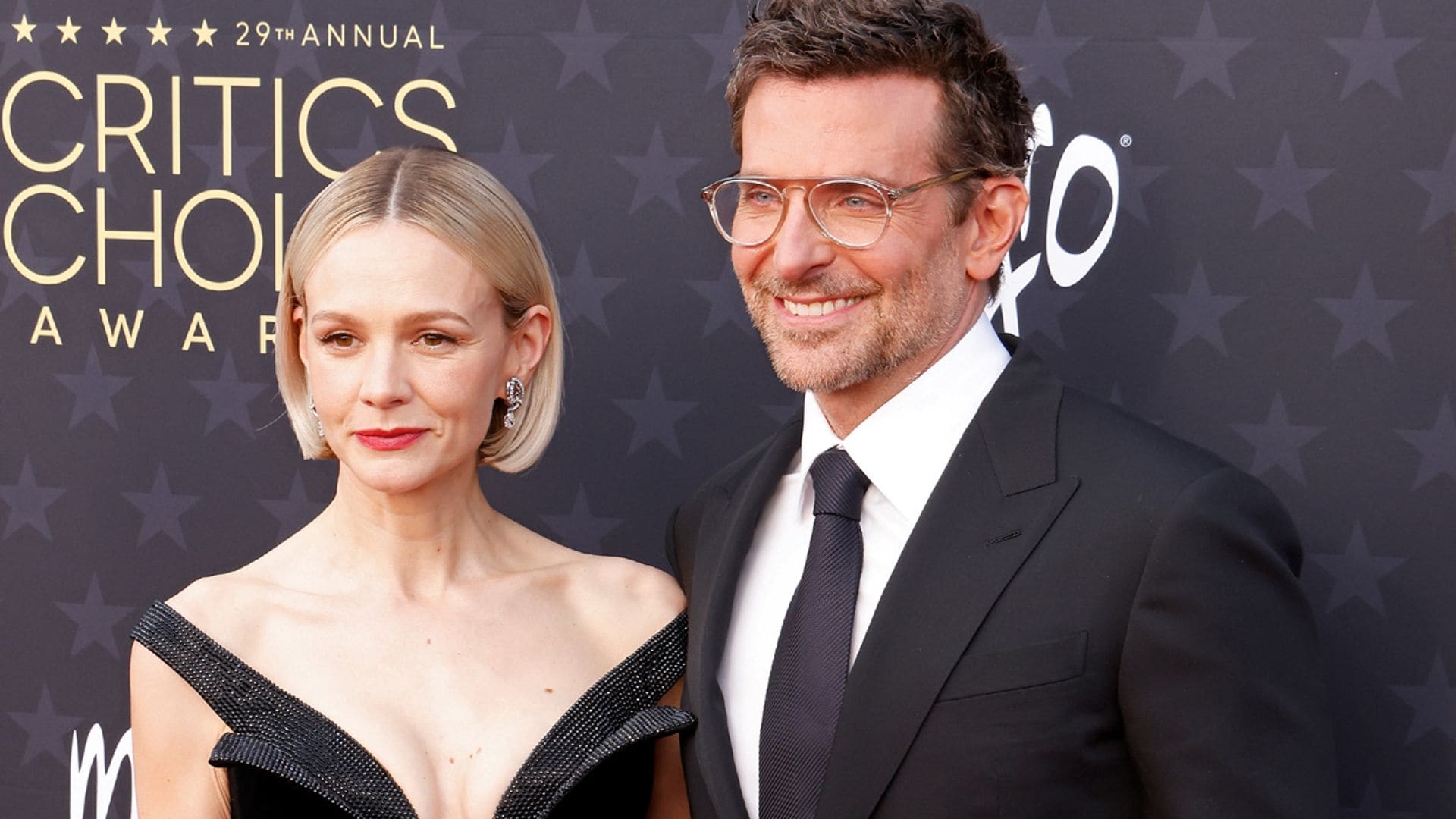 Bradley Cooper se estrena con gafas sobre la alfombra roja en un momento cumbre de su carrera