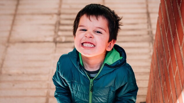 Niño aprieta los dientes