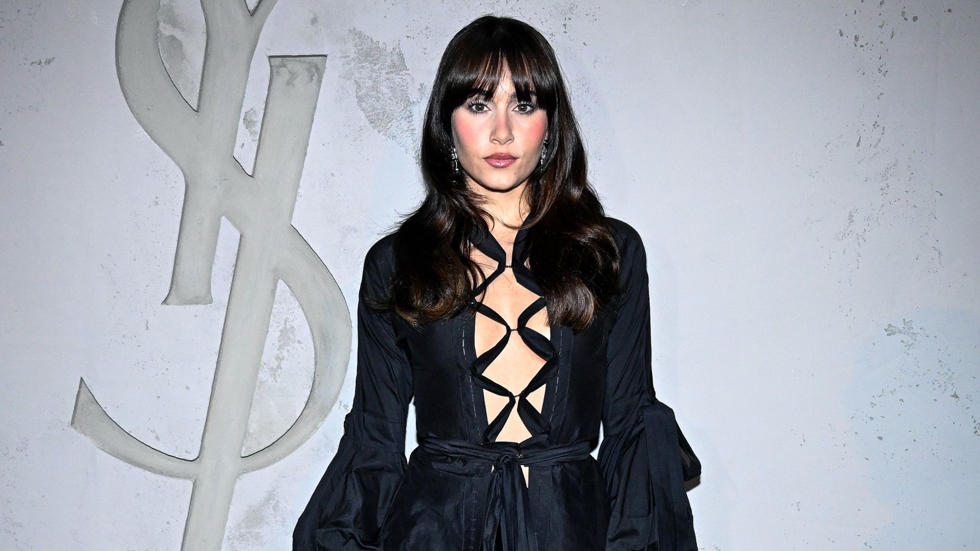 Aitana recupera un Saint Laurent de hace 24 años y convierte la semana de la moda de Madrid en un homenaje a los 2000