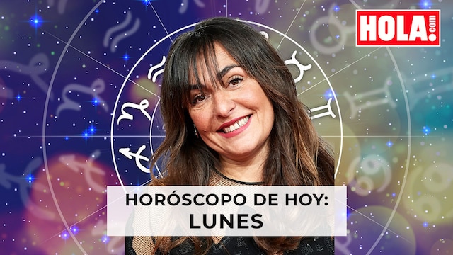 Candela Peña con la rueda del zodiaco detrás 