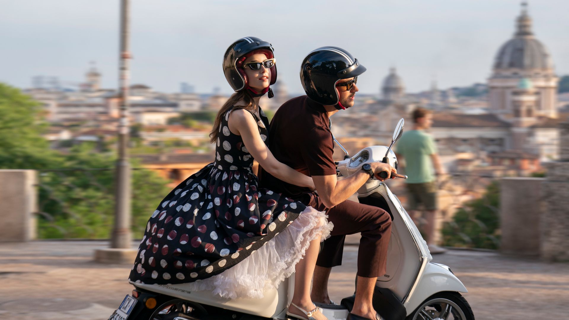 Plaza de España de Roma, Lily Collins como Emily, Eugenio Franceschini como Marcello en Emily en París, Roma, 