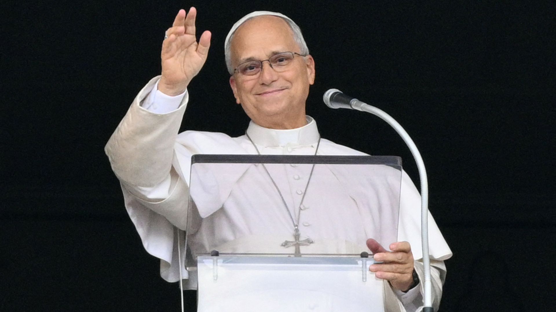 El papa León XIV saluda desde la ventana del Palacio Apostólico a los fieles en la Plaza de San Pedro durante la oración del Ángelus el 18 de octubre.