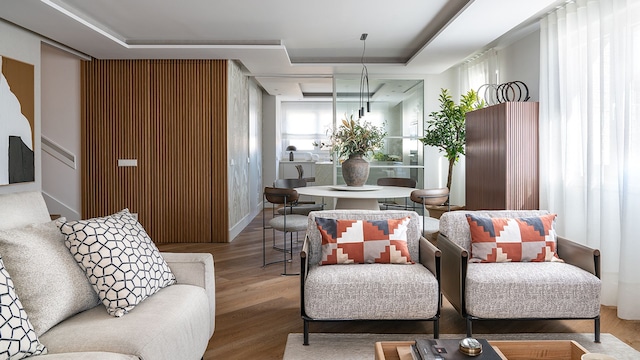 Salón moderno con butacas deliminando el comedor 