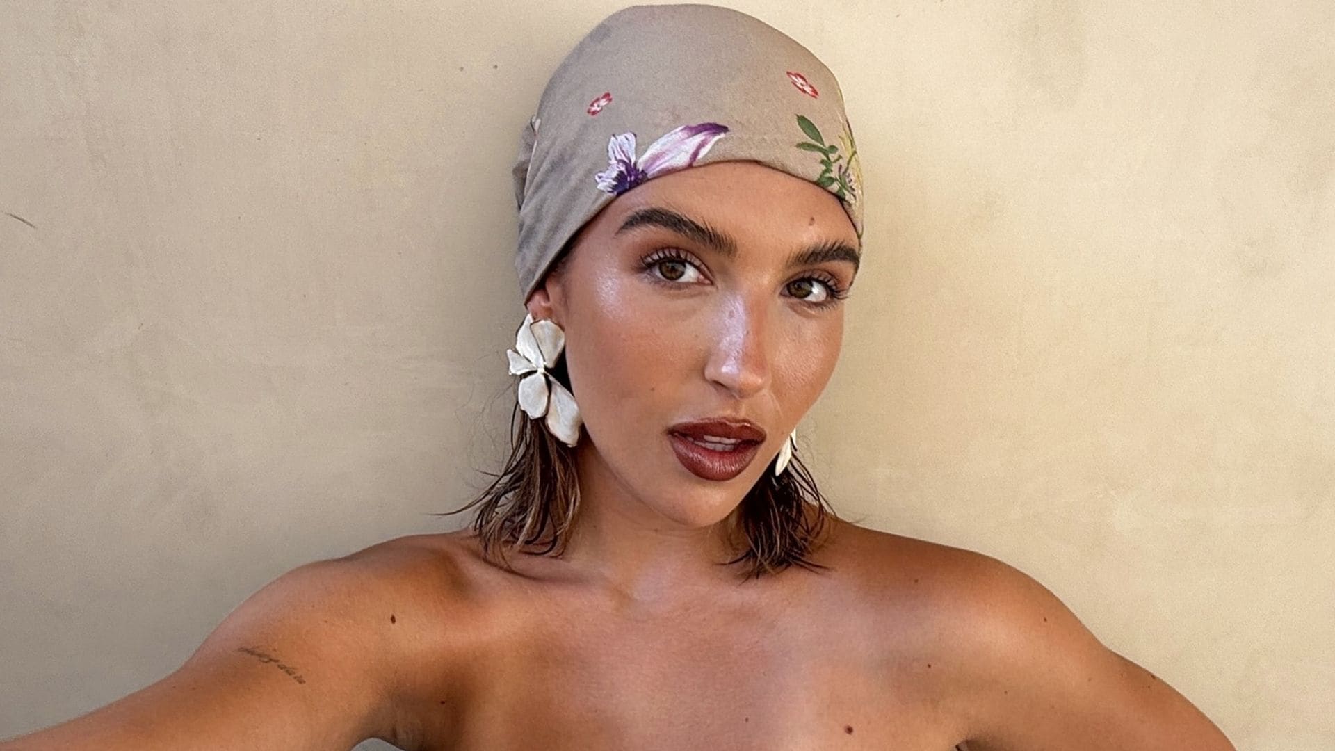 Alba Díaz con bandana y vestido de estampado floral con pendientes de flores