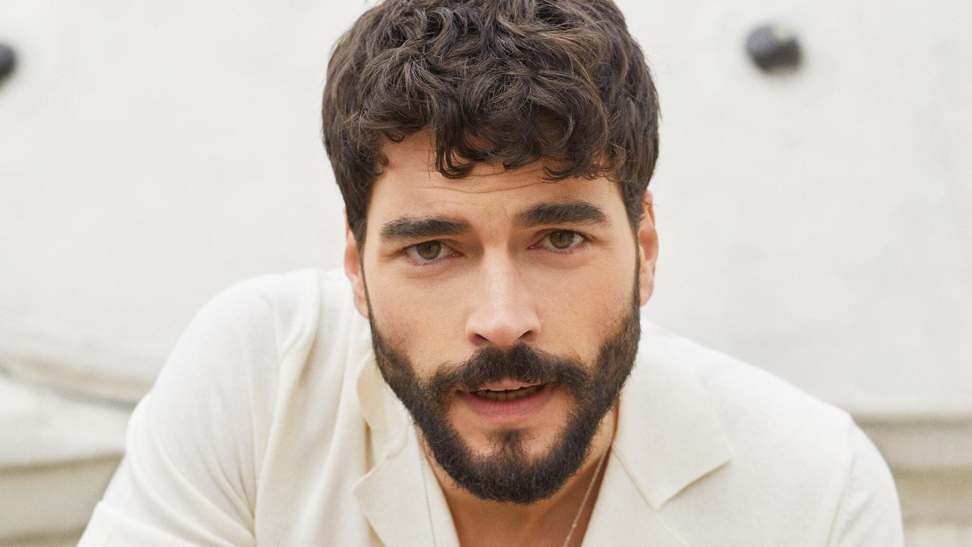 Conoce más de Akin Akinözü, el galán turco de ‘Amor y traición’ que está arrasando en Telemundo