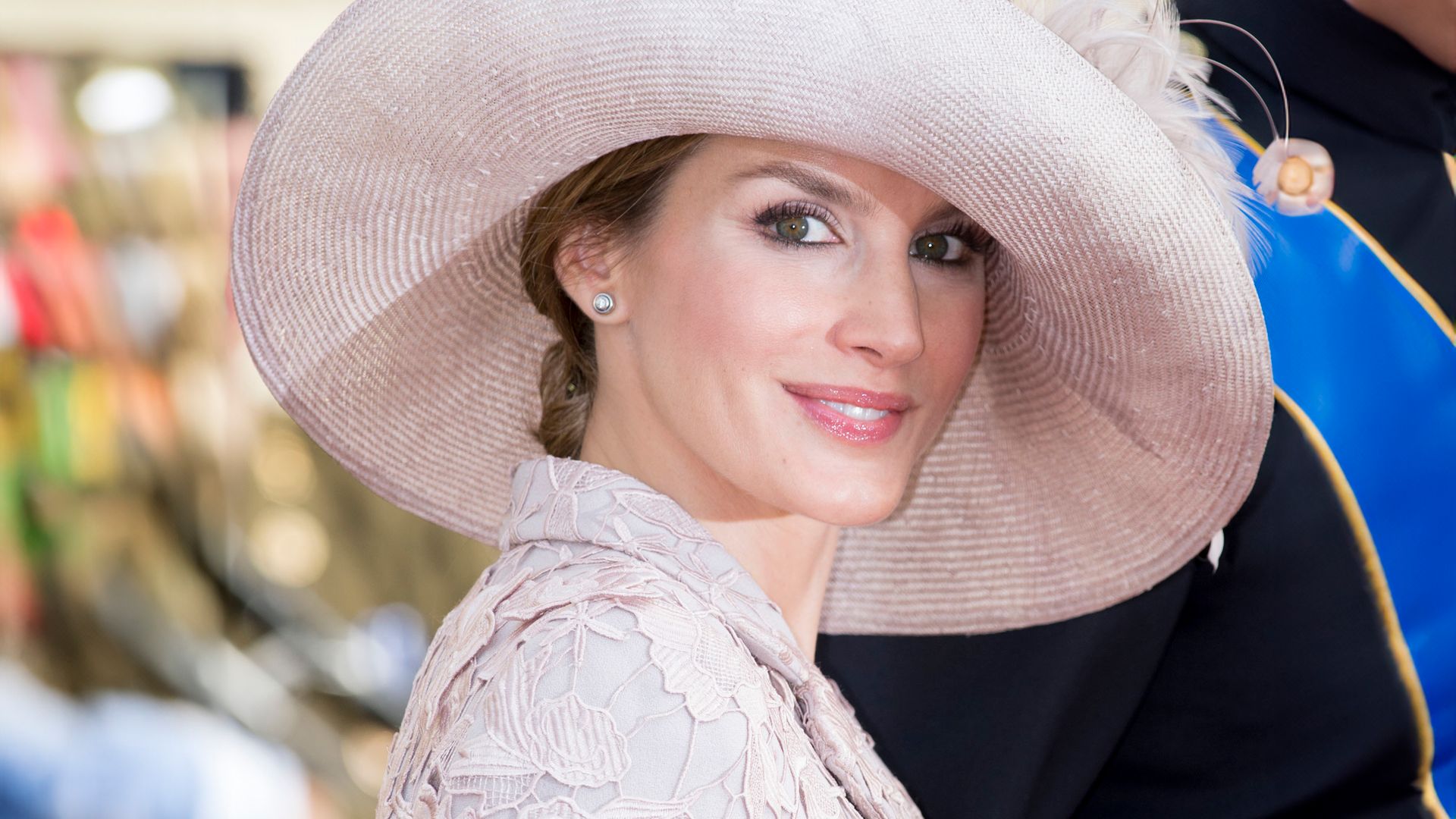 El inesperado look con el que la reina Letizia conquistó Luxemburgo hace 14 años: pamela ladeada y un vestido por encima de las rodillas
