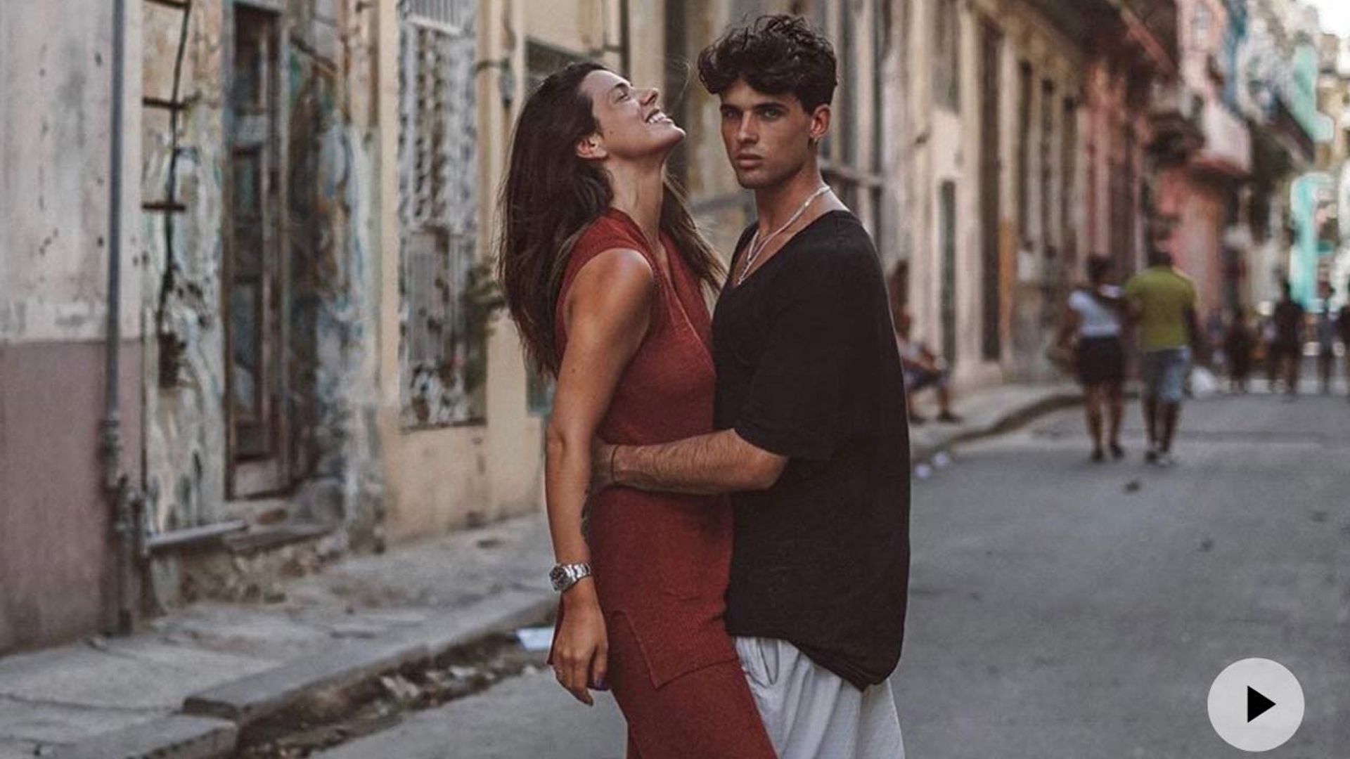 La improvisada 'boda' de Laura M. Flores y Daniel Illescas en Cuba y rodeados de 'influencers'