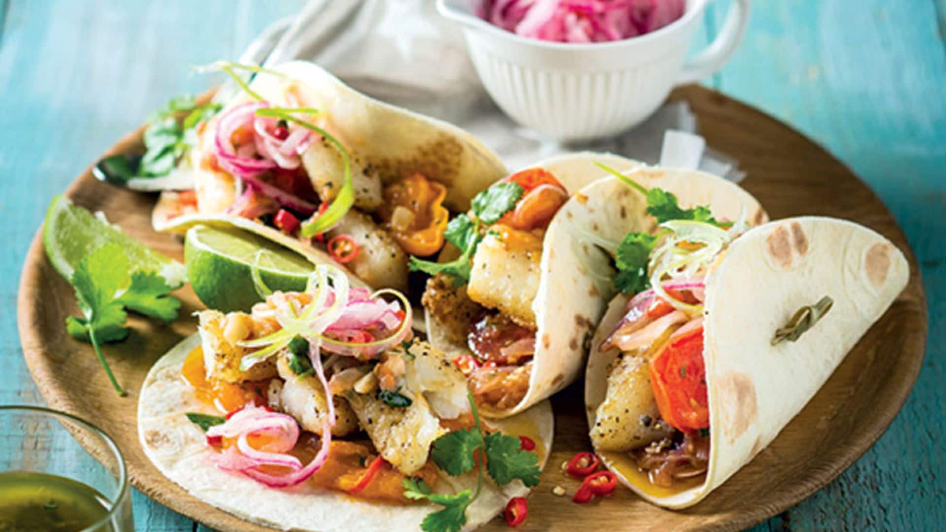 Tacos de pescado con cebolla morada
