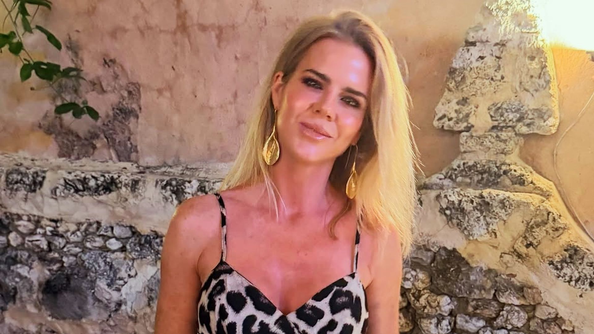 Amelia Bono con vestido de estampado de leopardo.